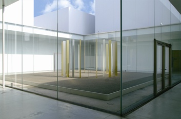 桑山忠明《光庭のためのプラン（ゴールド、シルバー）》2011年 金沢21世紀美術館での展示　撮影：木村健