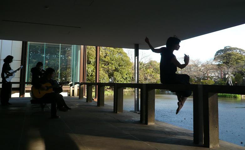 酒井幸菜によるパフォーマンス“In the Wind, Kamakura”