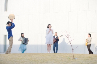 酒井幸菜によるパフォーマンス" In the Light, Hayama"