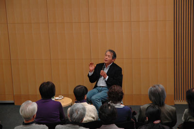 池内紀氏（独文学者・エッセイスト）によるオープニング・レクチャー「村山知義への招待」が行われました