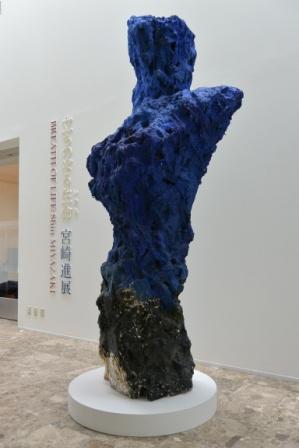 宮崎進 《立ちのぼる生命（いのち）》 2003年　木、麻布、ミクストメディア、石膏　303.0×136.0×85.0cm　作家蔵