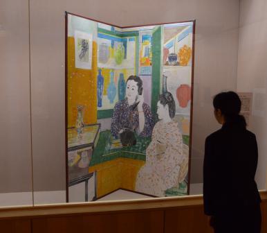片岡球子《美術部にて》1952年（展示風景）