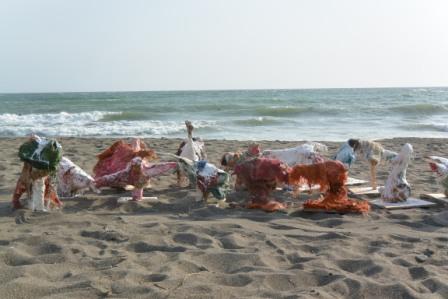 一色海岸に並んだワークショップ作品