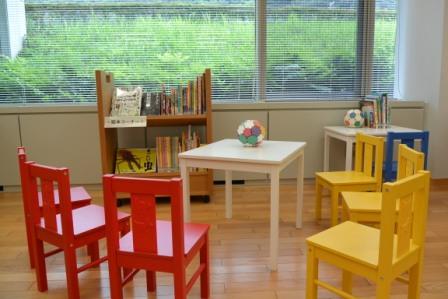 美術図書室内の子どものためのコーナー