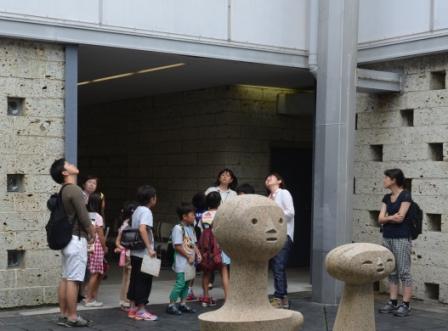 子ども建築ツアーの様子