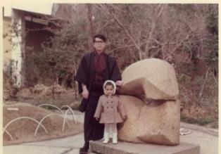 亡き父と2歳のわたし。中島幹夫《軌 09》（1966年）の前で。 1969年頃