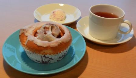 シナモンロールセット（アイスクリームとコーヒーまたは紅茶付）　1,000円（税込）